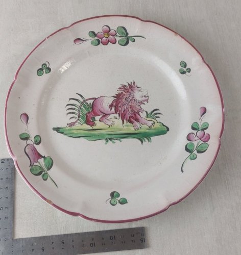 Ancienne assiette, décor lion sur terrasse, Les Islettes / faïence de l'Est ^