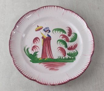 Ancienne assiette, décor Mme Bernard à l'ombrelle, faïence de l'Est / Islettes