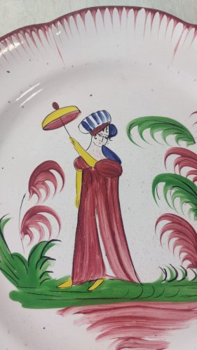 Ancienne assiette, décor Mme Bernard à l'ombrelle, faïence de l'Est / Islettes