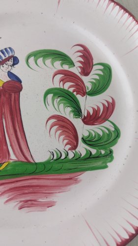 Ancienne assiette, décor Mme Bernard à l'ombrelle, faïence de l'Est / Islettes