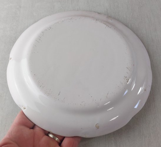 Ancienne assiette, décor Mme Bernard à l'ombrelle, faïence de l'Est / Islettes