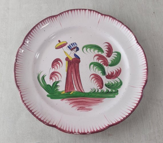 Ancienne assiette, décor Mme Bernard à l'ombrelle, faïence de l'Est / Islettes
