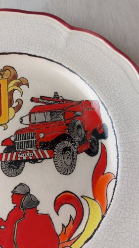 Ancienne assiette décor pompiers, Briey, en émaux de Longwy ^