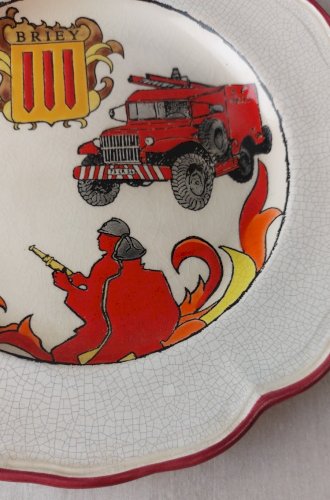 Ancienne assiette décor pompiers, Briey, en émaux de Longwy ^