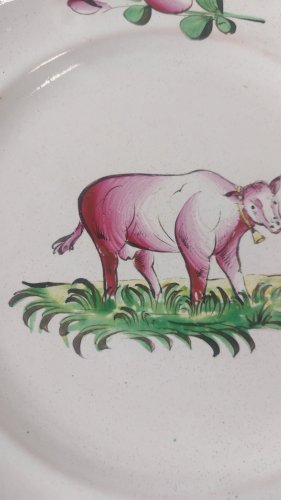 Ancienne assiette, décor vache sur terrasse, Les Islettes / faïence de l'Est ^