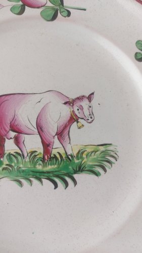 Ancienne assiette, décor vache sur terrasse, Les Islettes / faïence de l'Est ^