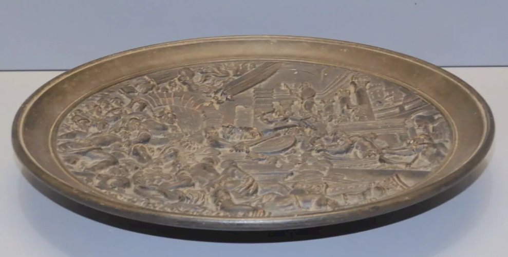 -ANCIENNE ASSIETTE DECORATIVE EN PLATRE THE STORMING OF TROJA AFTER WALLER    D