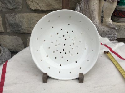 ANCIENNE ASSIETTE EGOUTTOIR FAISELLE FAIENCE BLANCHE fromage blanc fraises K.G.