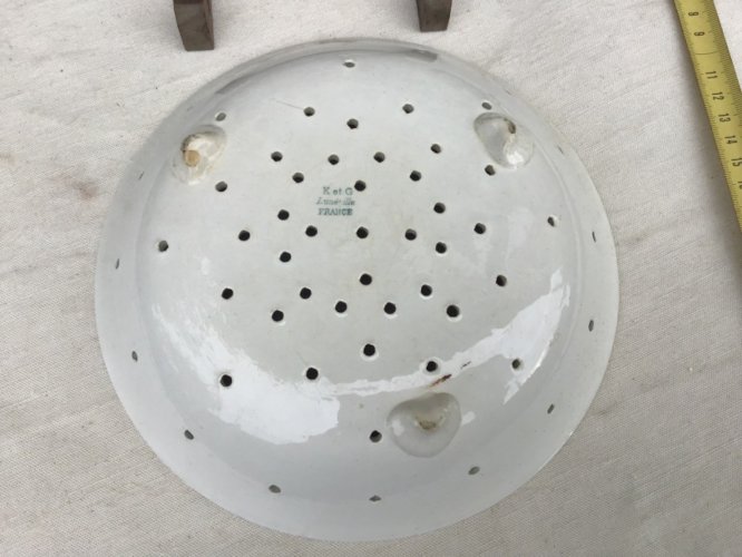 ANCIENNE ASSIETTE EGOUTTOIR FAISELLE FAIENCE BLANCHE fromage blanc fraises K.G.