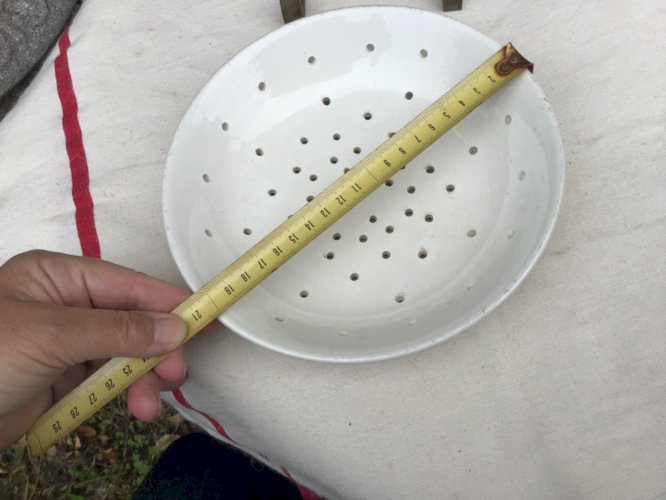 ANCIENNE ASSIETTE EGOUTTOIR FAISELLE FAIENCE BLANCHE fromage blanc fraises K.G.