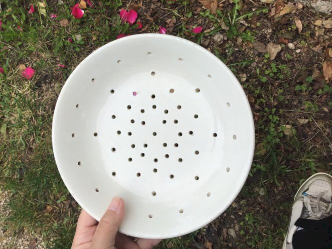 ANCIENNE ASSIETTE EGOUTTOIR FAISELLE FAIENCE BLANCHE fromage blanc fraises K.G.