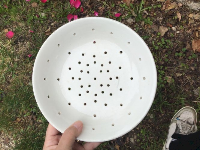 ANCIENNE ASSIETTE EGOUTTOIR FAISELLE FAIENCE BLANCHE fromage blanc fraises K.G.