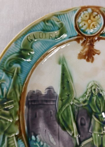 Ancienne assiette en barbotine, décor Jeanne dArc, Onnaing ^
