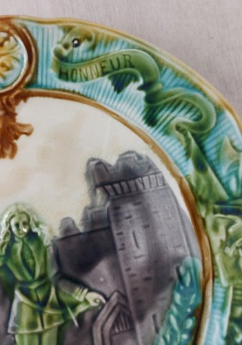 Ancienne assiette en barbotine, décor Jeanne dArc, Onnaing ^