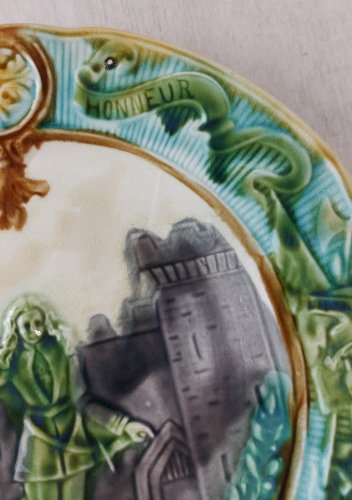 Ancienne assiette en barbotine, décor Jeanne dArc, Onnaing ^