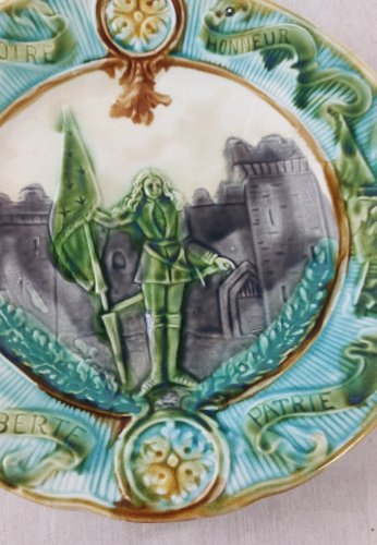 Ancienne assiette en barbotine, décor Jeanne dArc, Onnaing ^