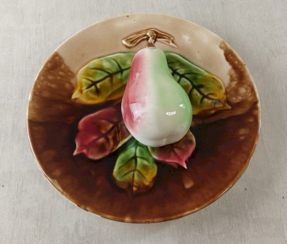 Ancienne assiette en barbotine, décor poire, trompe loeil / relief, Orchies ^