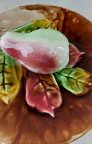 Ancienne assiette en barbotine, décor poire, trompe loeil / relief, Orchies ^