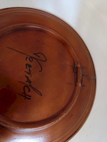 ancienne assiette en ceramique avec dessus cuir decorée en bon etat
