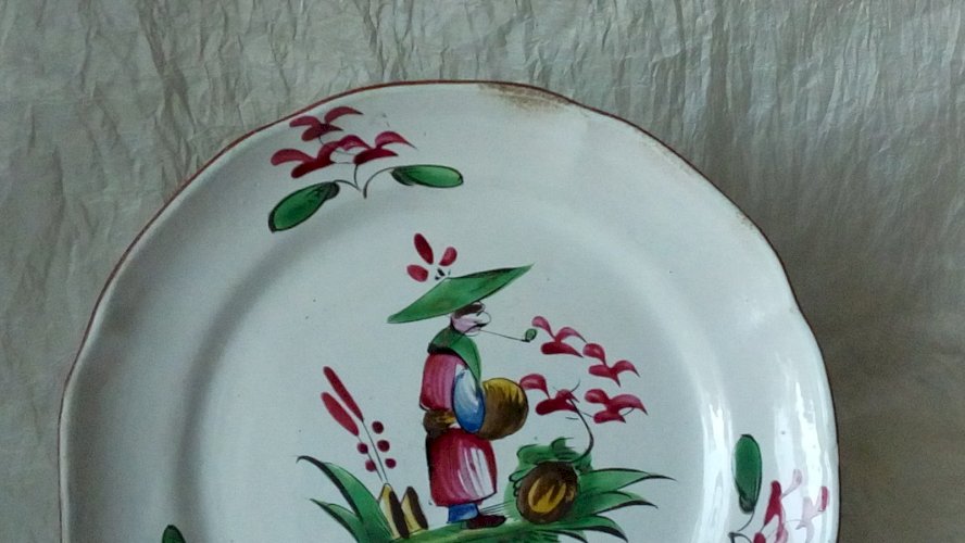 ANCIENNE ASSIETTE EN FAIENCE LES ISLETTES DECOR AU CHINOIS 18 ÈME  N°3 **