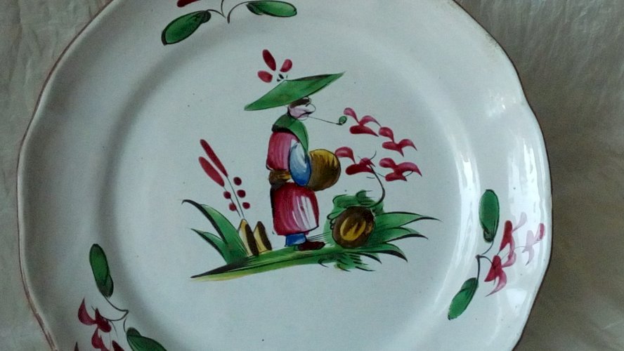 ANCIENNE ASSIETTE EN FAIENCE LES ISLETTES DECOR AU CHINOIS 18 ÈME  N°3 **