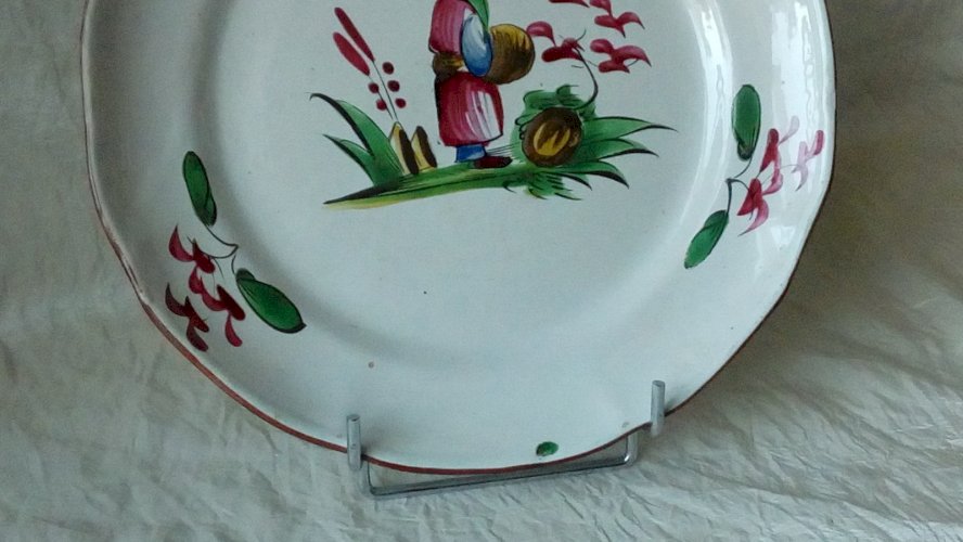 ANCIENNE ASSIETTE EN FAIENCE LES ISLETTES DECOR AU CHINOIS 18 ÈME  N°3 **
