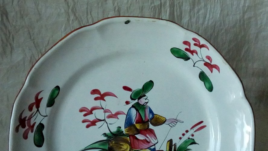 ANCIENNE ASSIETTE EN FAIENCE LES ISLETTES DECOR AU CHINOIS 18 ÈME  N°4 **