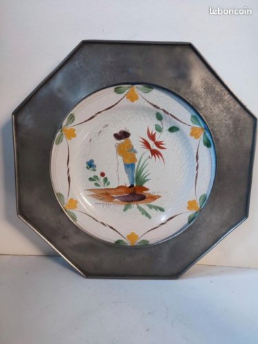 Ancienne assiette peint main avec contour en etain en bon etat( made in chiner)