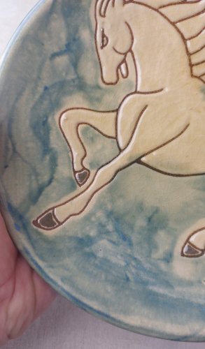 Ancienne assiette / plat en terre cuite vernissée, décor cheval, à identifier