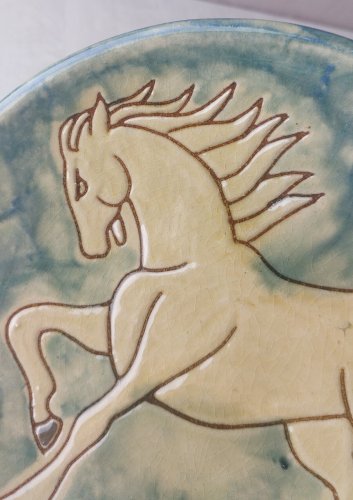 Ancienne assiette / plat en terre cuite vernissée, décor cheval, à identifier