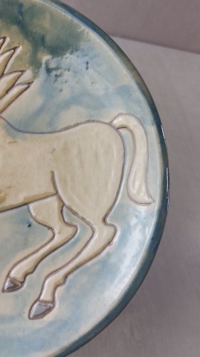 Ancienne assiette / plat en terre cuite vernissée, décor cheval, à identifier
