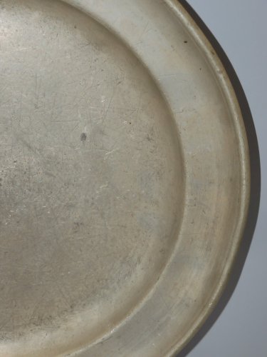 - ANCIENNE ASSIETTE PLATE en ETAIN Monogrammée sur le Haut de l'aile MG    D