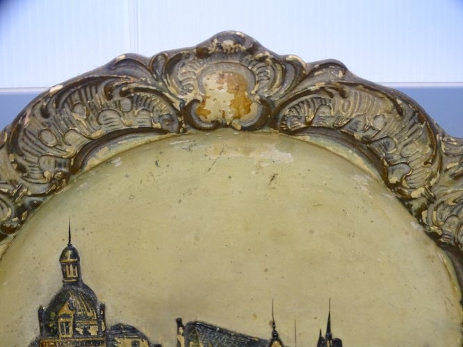-ANCIENNE ASSIETTE TERRE CUITE IMPORTEE D'ALLEMAGNE CHATEAU DE CHANTILLY     D