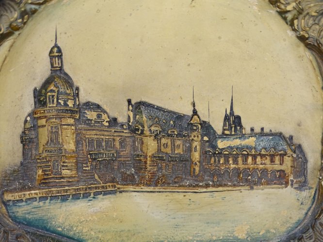 -ANCIENNE ASSIETTE TERRE CUITE IMPORTEE D'ALLEMAGNE CHATEAU DE CHANTILLY     D