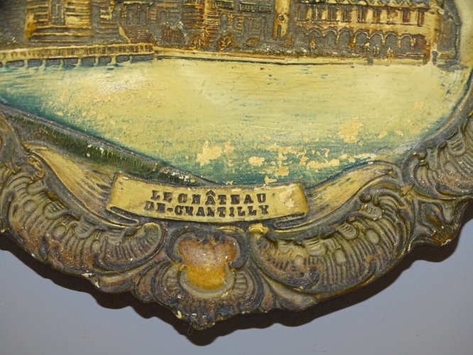 -ANCIENNE ASSIETTE TERRE CUITE IMPORTEE D'ALLEMAGNE CHATEAU DE CHANTILLY     D