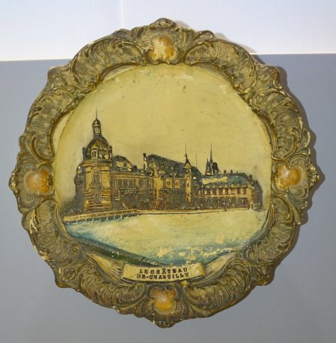 -ANCIENNE ASSIETTE TERRE CUITE IMPORTEE D'ALLEMAGNE CHATEAU DE CHANTILLY     D
