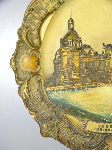 -ANCIENNE ASSIETTE TERRE CUITE IMPORTEE D'ALLEMAGNE CHATEAU DE CHANTILLY     D