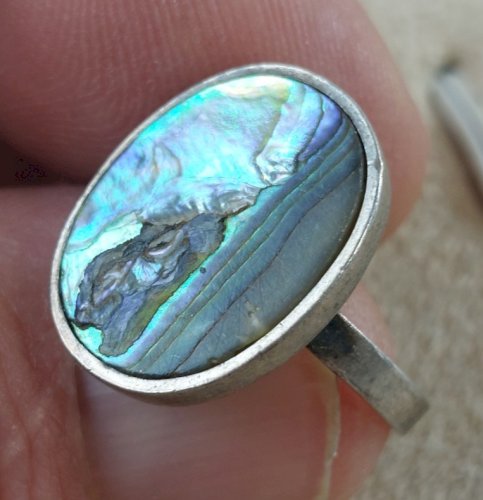 Ancienne bague, décor abalone, en argent massif