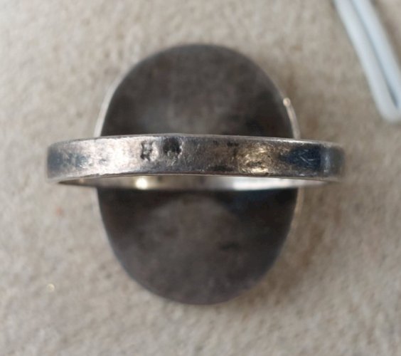 Ancienne bague, décor abalone, en argent massif