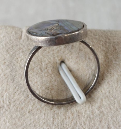 Ancienne bague, décor abalone, en argent massif