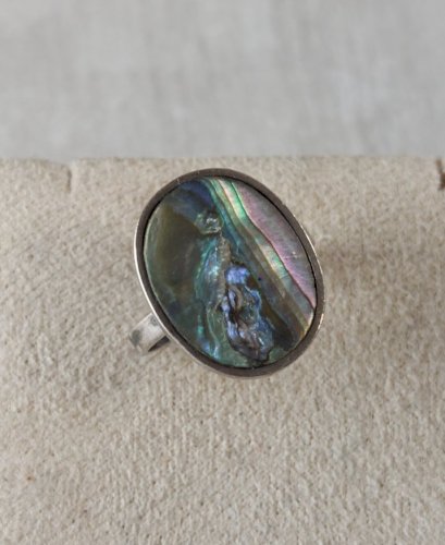 Ancienne bague, décor abalone, en argent massif