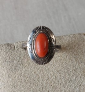Ancienne bague décor corail, en argent ^