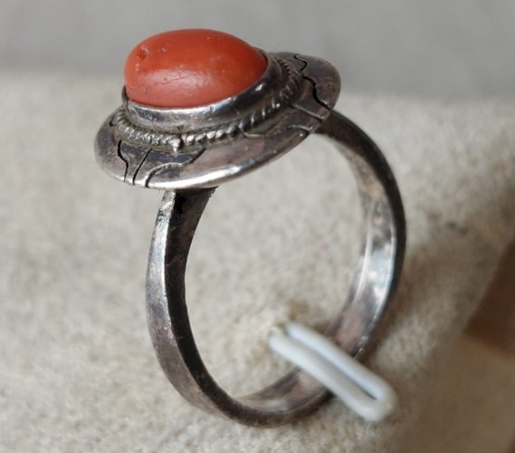 Ancienne bague décor corail, en argent ^
