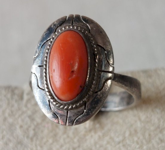 Ancienne bague décor corail, en argent ^