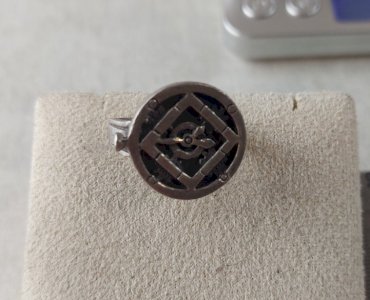 Ancienne bague, décor montre, en argent massif ^