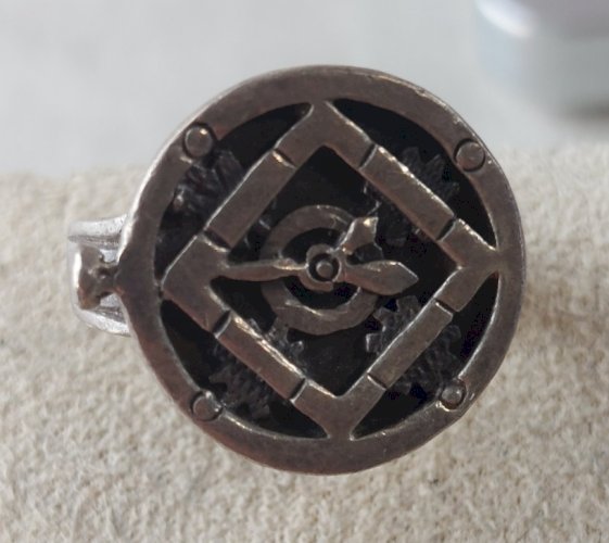 Ancienne bague, décor montre, en argent massif ^