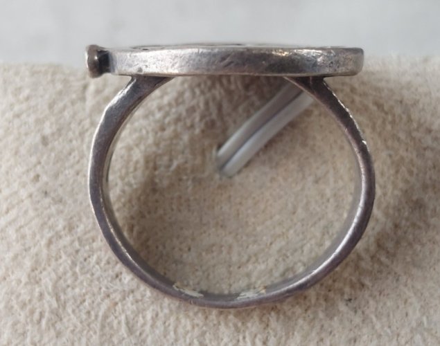 Ancienne bague, décor montre, en argent massif ^