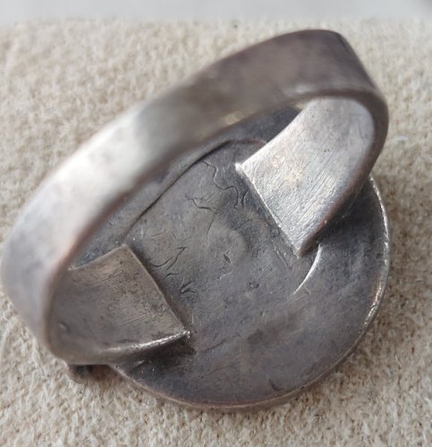 Ancienne bague, décor montre, en argent massif ^