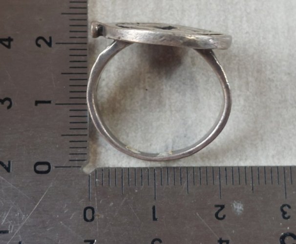 Ancienne bague, décor montre, en argent massif ^