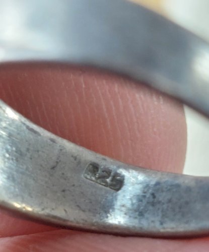 Ancienne bague, décor montre, en argent massif ^